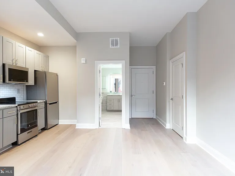 1411-6 Walnut St #211 — Photo 8
