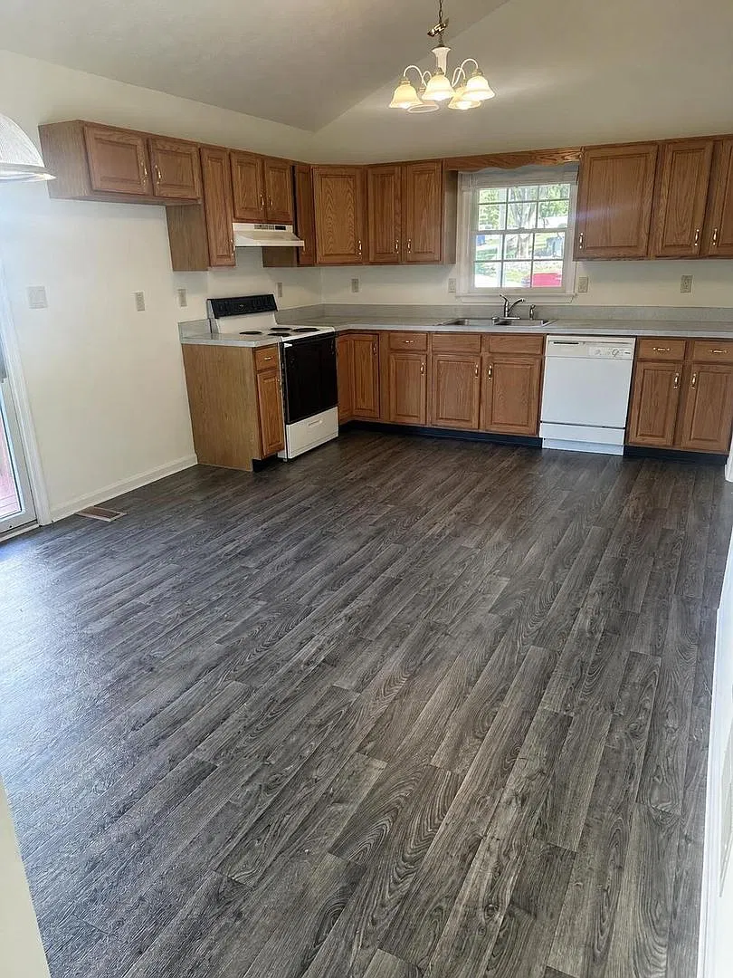 3 Bedroom 1 Bathroom Single Family Home — Photo 4
