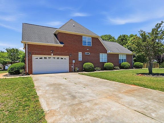 5th image of 504 Kiowa Dr