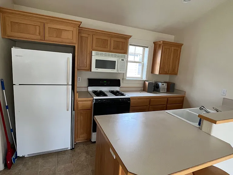 476 Clinton St — Photo 3