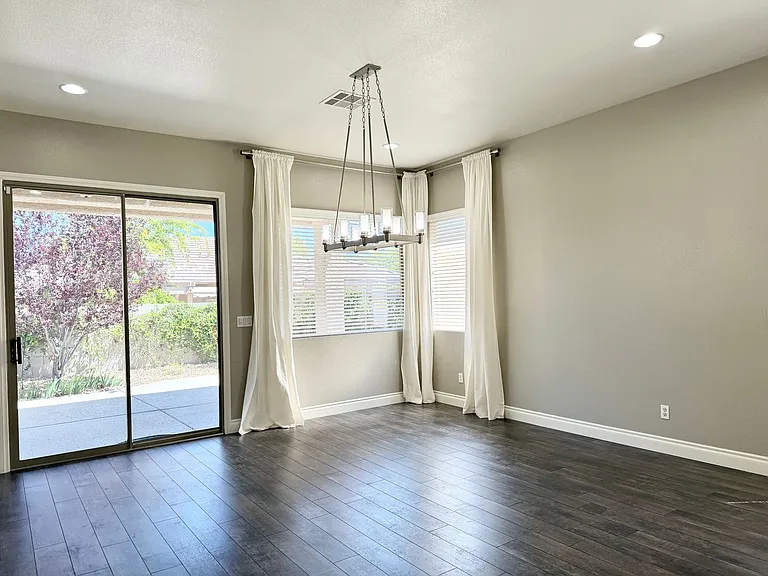 2752 Glen Port St — Photo 4