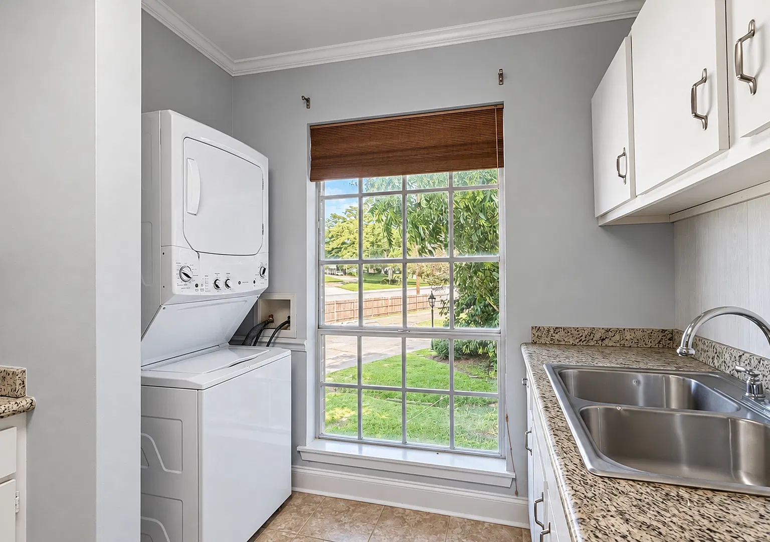 1 Bedroom Upstairs condo in a Gated Community| Community Pool — Photo 4