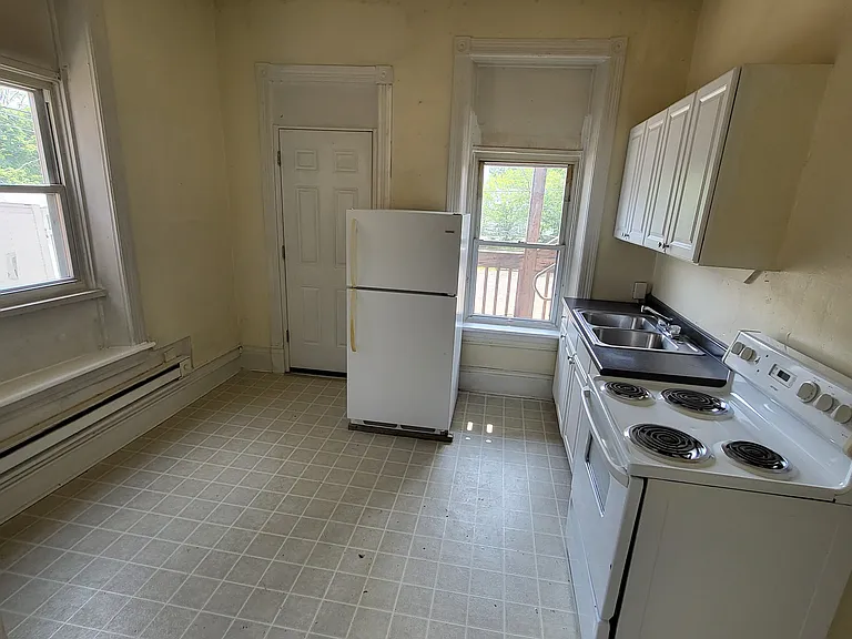 216 N Locust St #4 — Photo 4