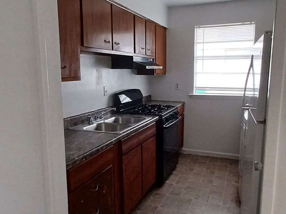 1st image of 2709 Longwood Dr APT C