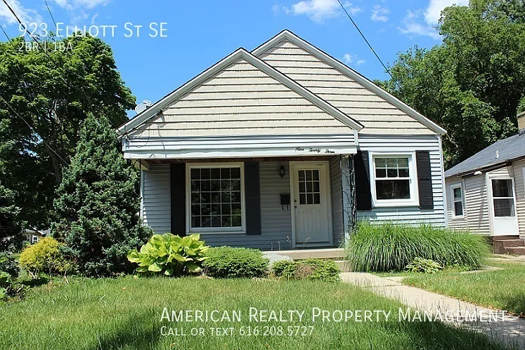 923 Elliott St SE — Photo 1