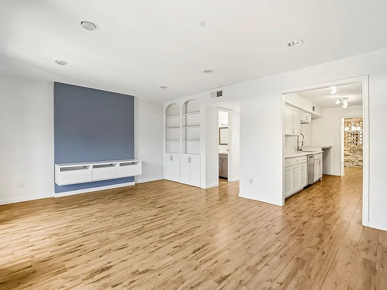 450 N Post Oak Ln — Photo 13