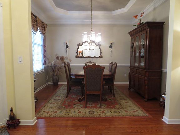 Crown & chair-rail mldgs, ray ceiling