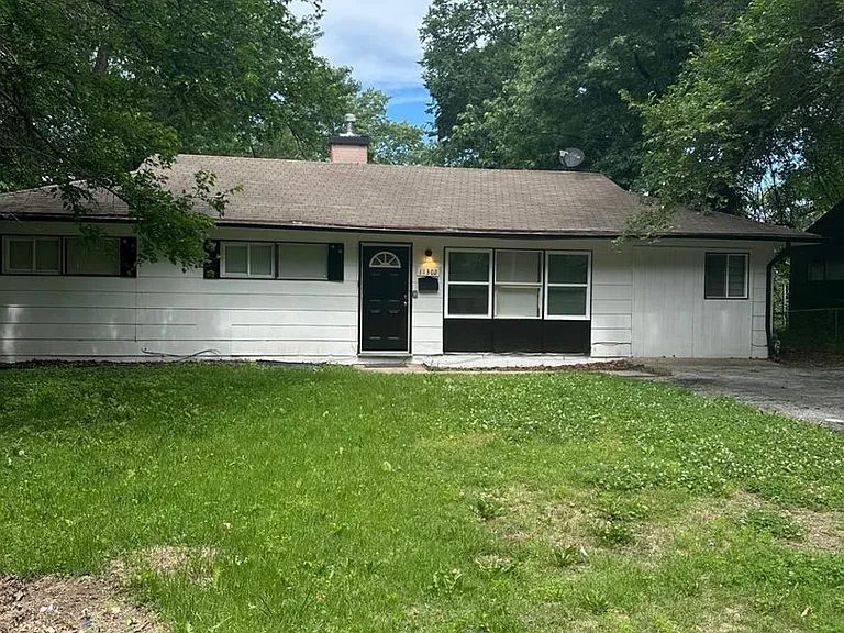 11302 Corrington Ave — Photo 1