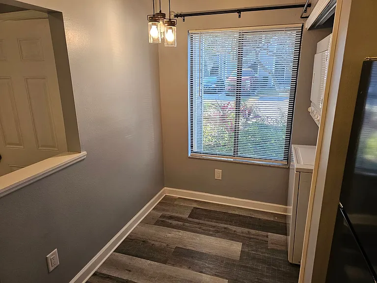 9510 Darien Ave — Photo 6
