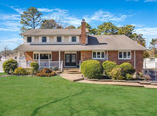 83 Old Brook Rd, Dix Hills, NY 11746