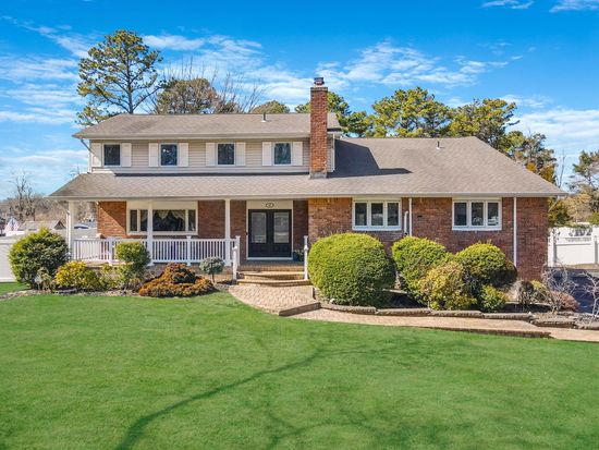 83 Old Brook Road, Dix Hills, NY 11746
