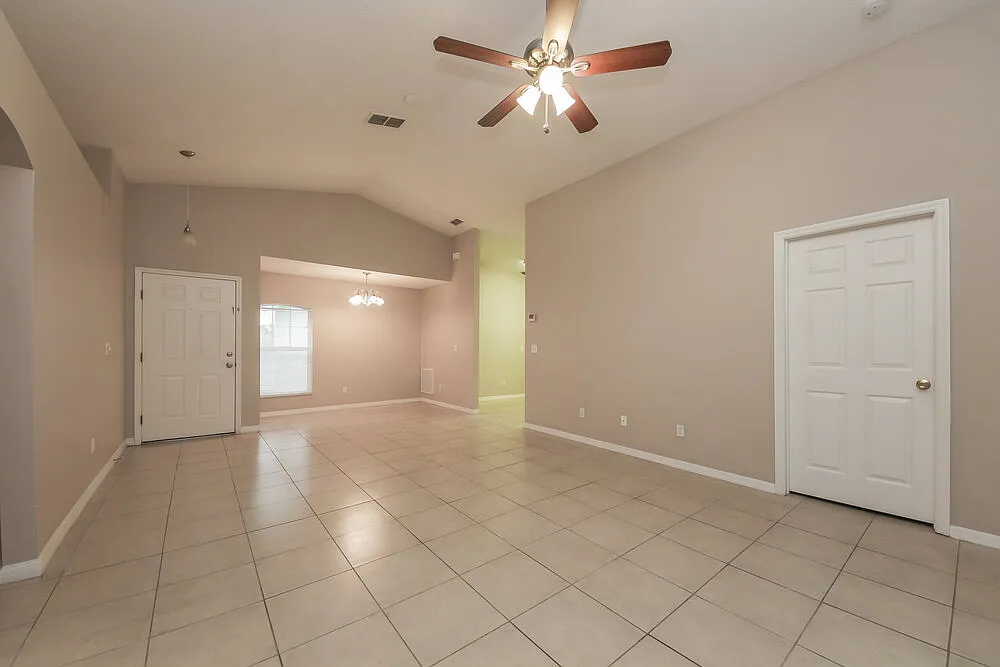 3 bed, 2.0 bath, 1284 sqft, $2,305 — Photo 2