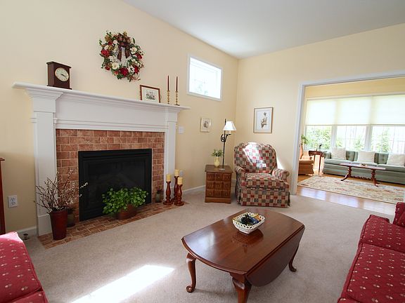 4th image of 18 Hyacinth Ln