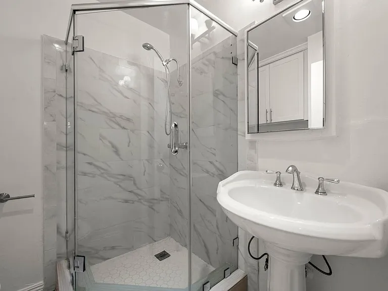 607 N Flores St #2 — Photo 20