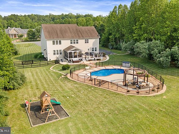 2nd image of 15 Boxwood Ct