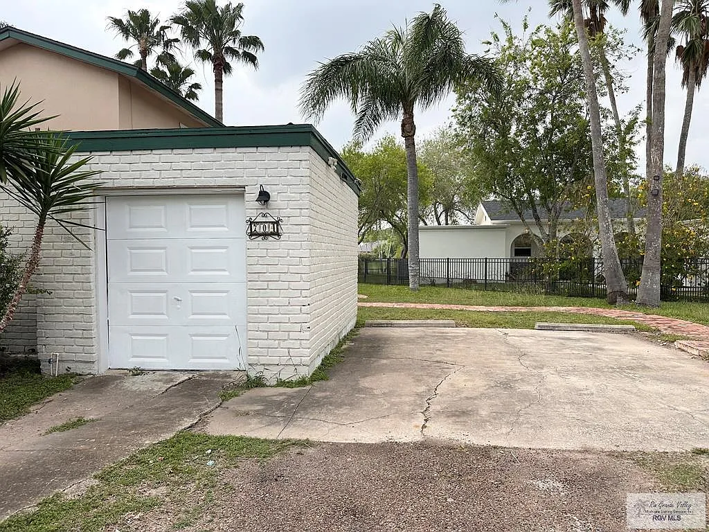 3 bed, 3.0 bath, 1953 sqft, $1,800 — Photo 2