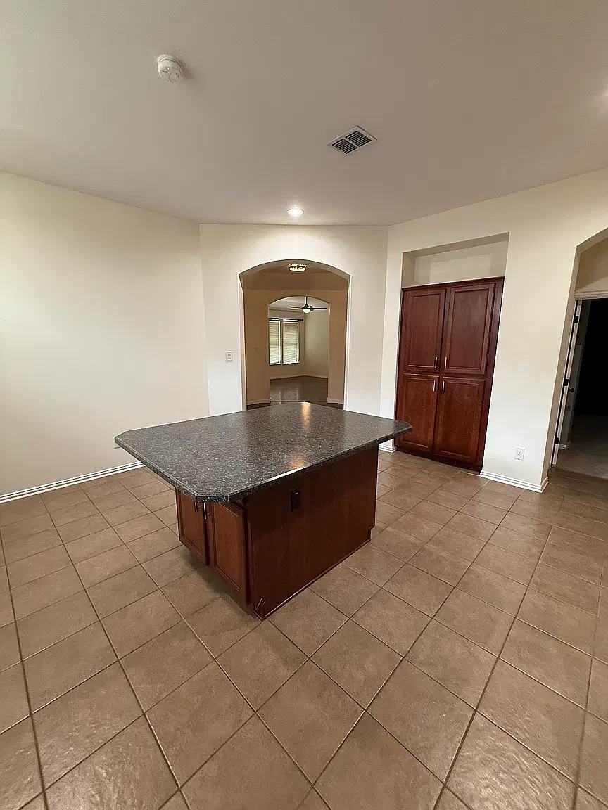 3 bed, 2065 sqft, $2,345 — Photo 3