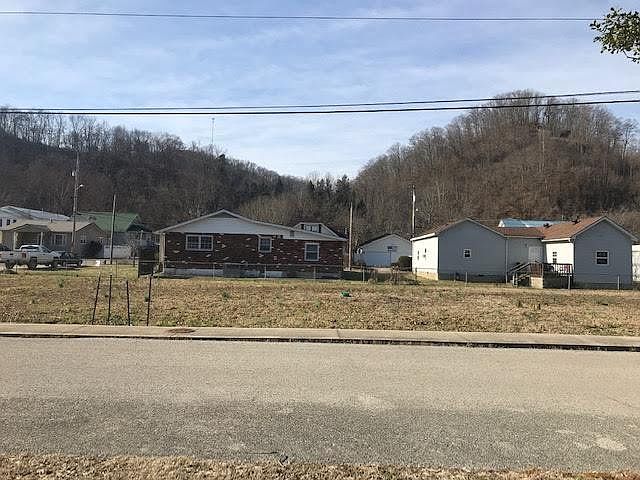 2nd image of 227 Sycamore St Lot 229