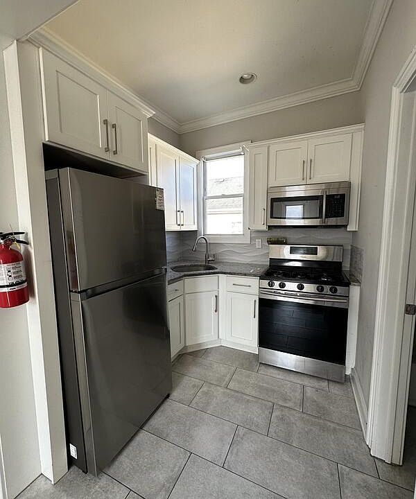 1st image of 162 Grand St Floor 2