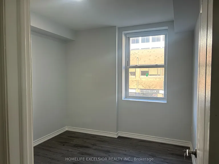 3 Simcoe St S #3 — Photo 3