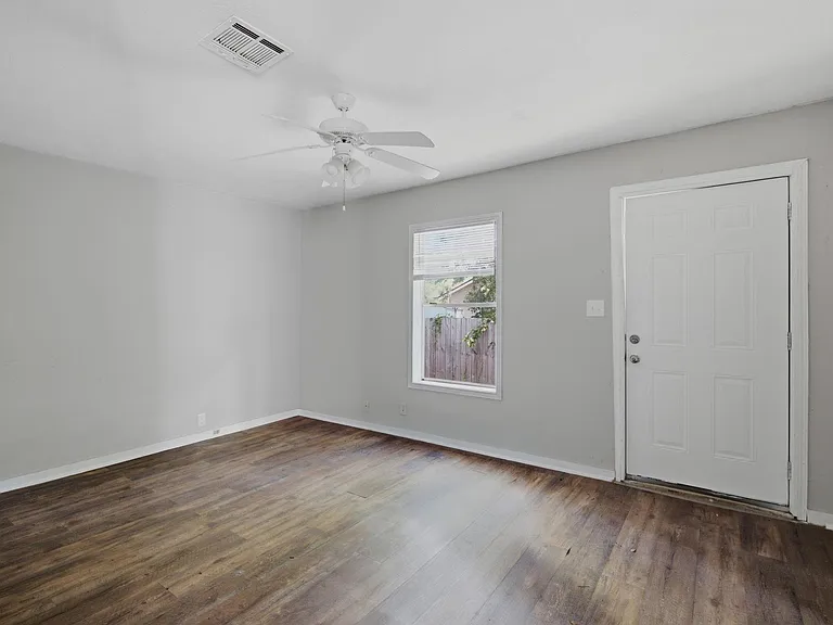 915 N Blake St — Photo 3