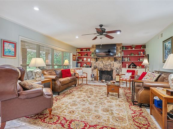3rd image of 2806 Broadmoor Dr