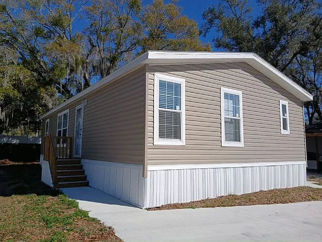 3 bed, 2.0 bath, 1056 sqft, $2,205 — Photo 1