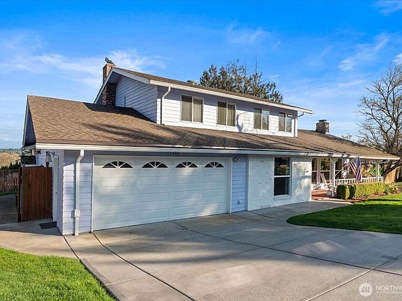2nd image of 15905 NE 33rd Avenue