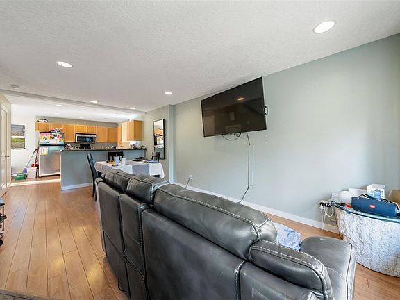 4th image of 6896 Beaton Rd