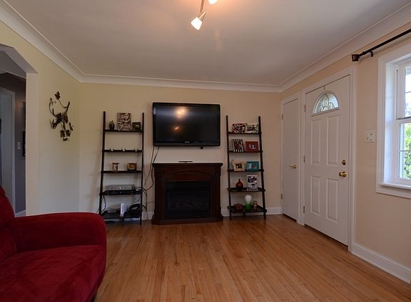3rd image of 8815 S Natoma Ave