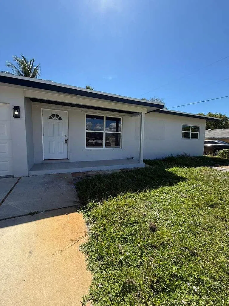 3 bed, 2.0 bath, 1300 sqft, $3,250 — Photo 1