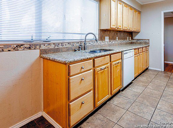 3rd image of 126 Meadowood Ln