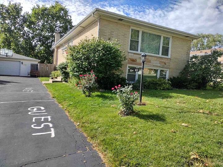 assigned parking on driveay, additional free parking on the street in fron of the house seen from living room