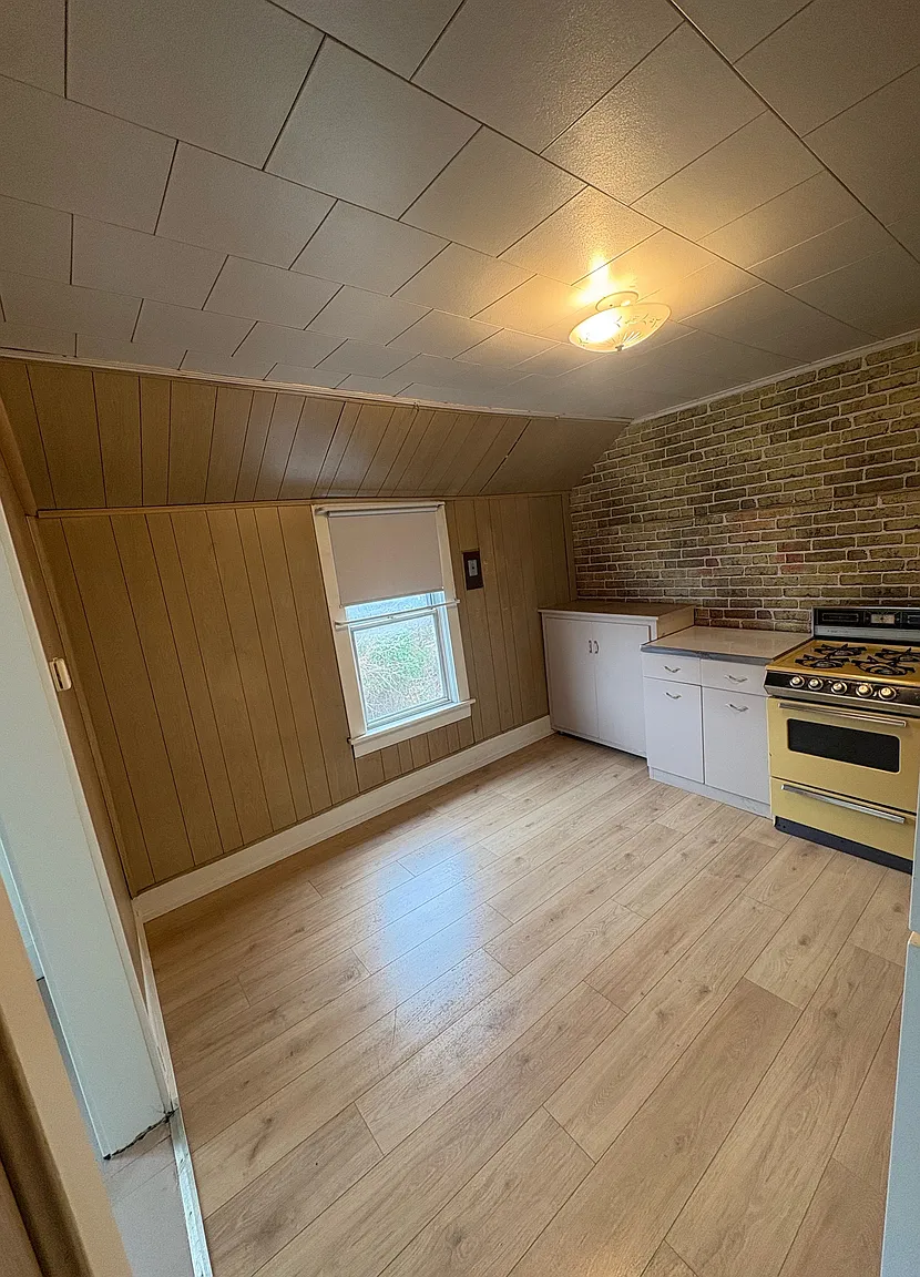 31 Nutt Ave photo 1