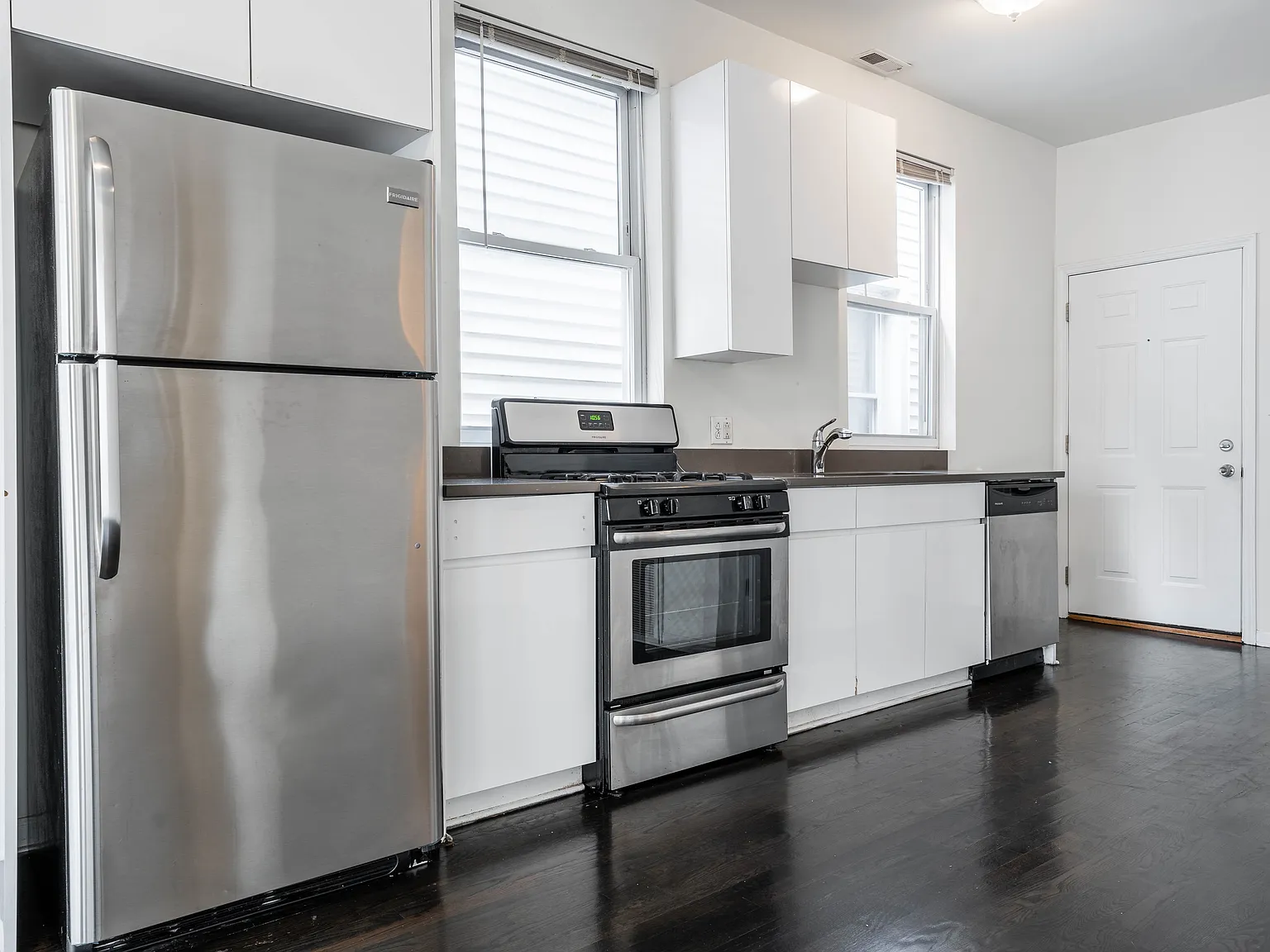 3 bed, 1000 sqft, $3,195 — Photo 2