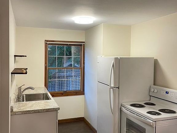 3rd image of 549 Lake Rd #3