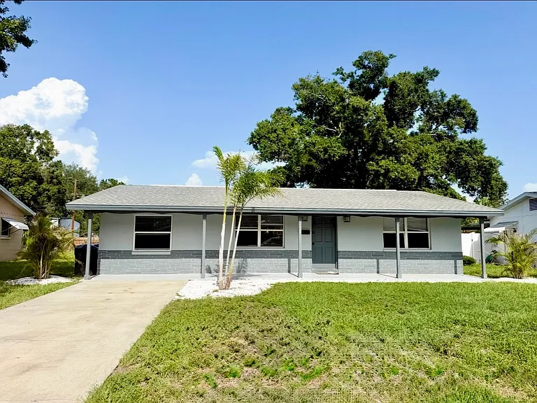 235 SE Madison Cir N — Photo 1