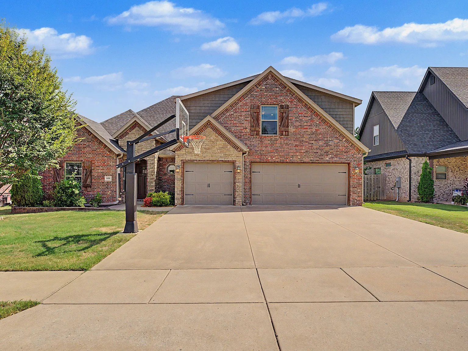 4 bed, 2922 sqft, $3,200 — Photo 3