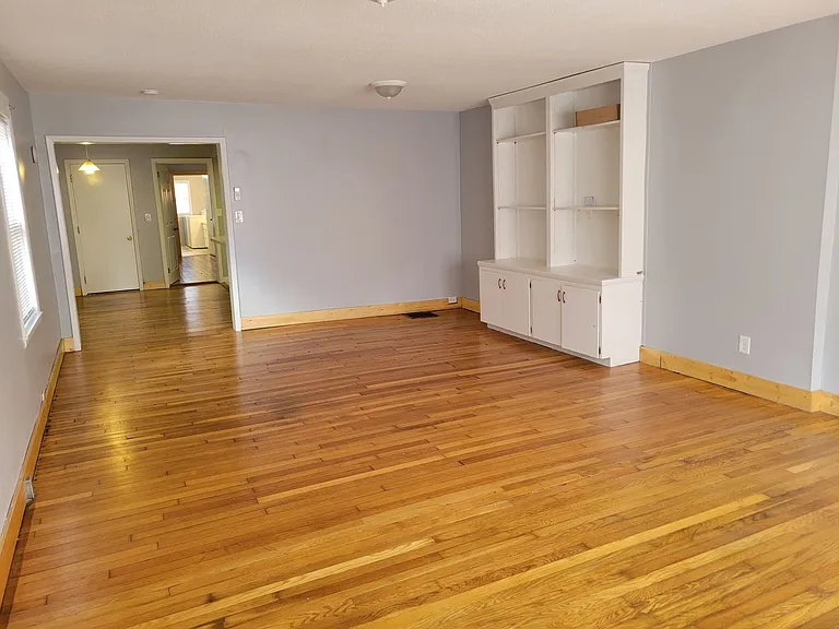 406 W Maple St — Photo 2