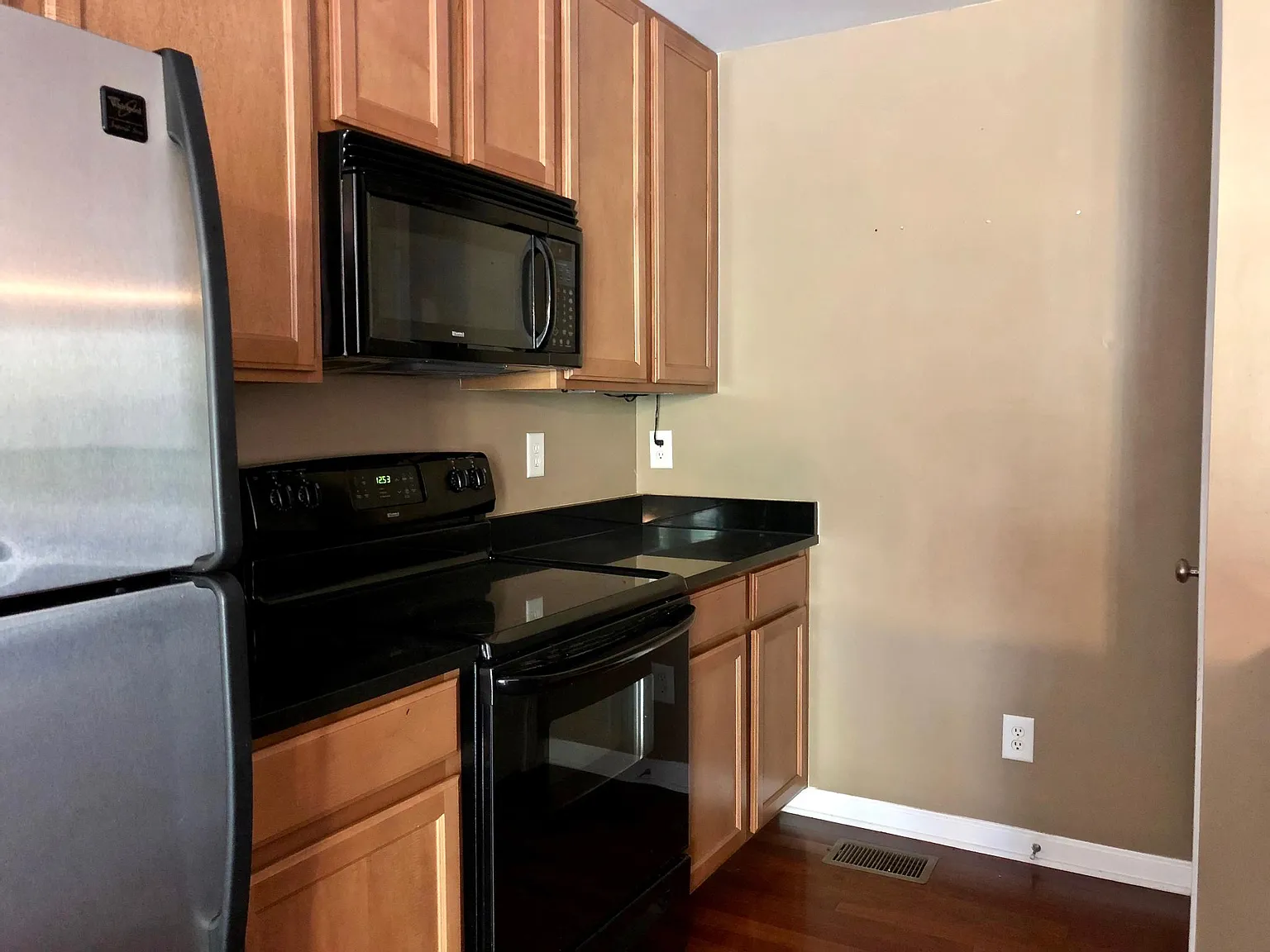 2 bed, 1061 sqft, $1,700 — Photo 2