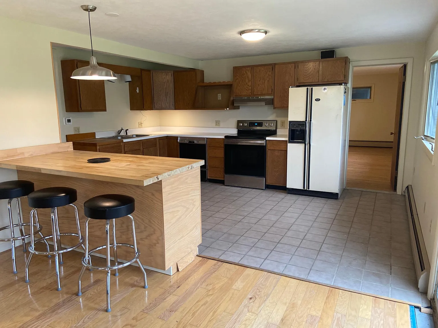 2 bed, 1100 sqft, $1,600 — Photo 2