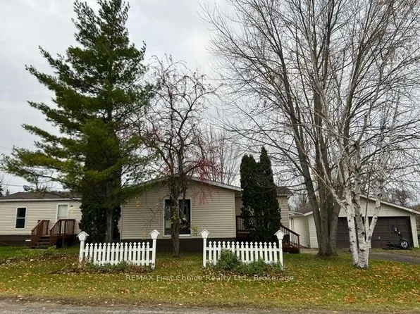 9 Charles St, Emo, ON P0W 1E0