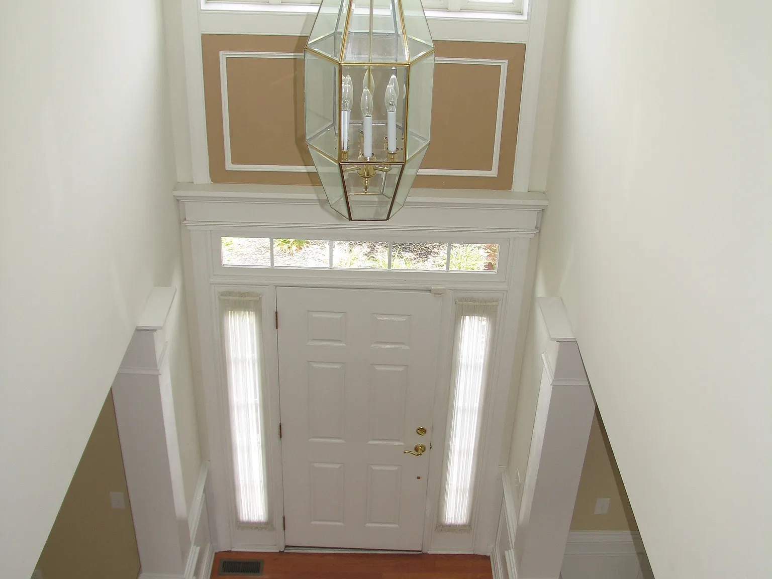 4 bed, 2.5 bath, 3140 sqft, $3,900 — Photo 2