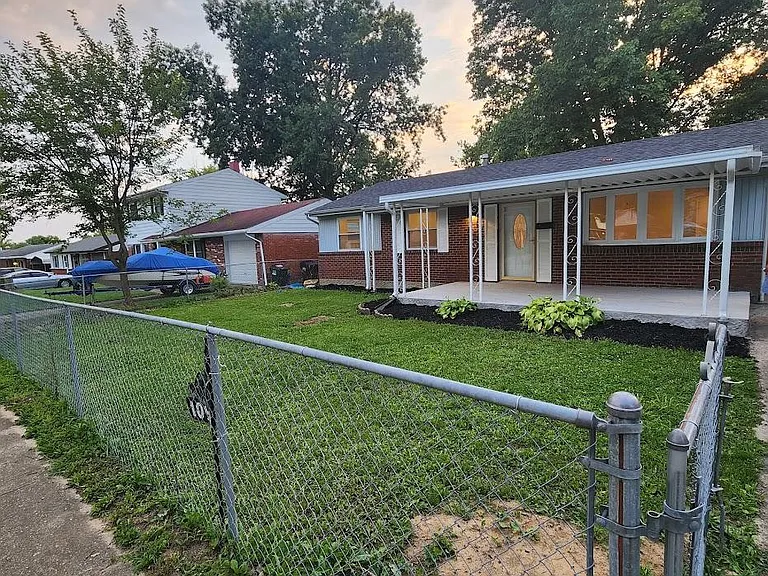 10913 Maplehill Dr — Photo 2
