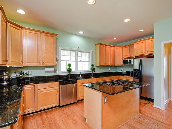 KITCHEN WITH GRANITE