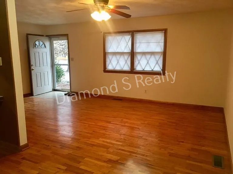 2706 S Stewart Ave — Photo 3