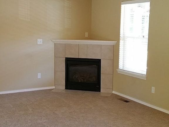 3rd image of 2577 Hoodoo Dr NW