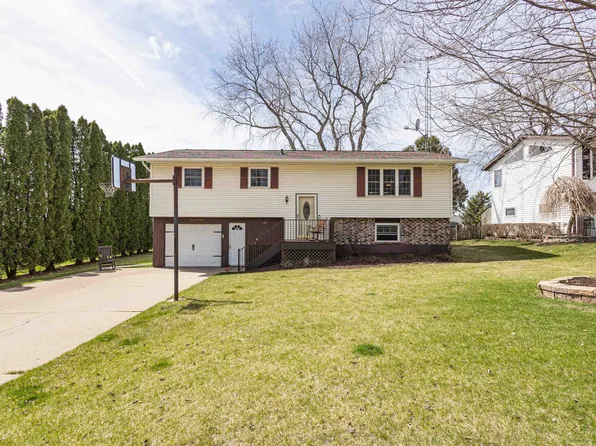 907 School St, Cuba City, WI 53807