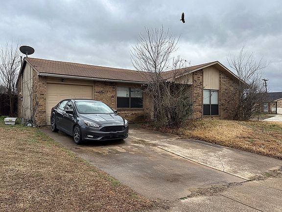 3rd image of 830 Levelland Dr