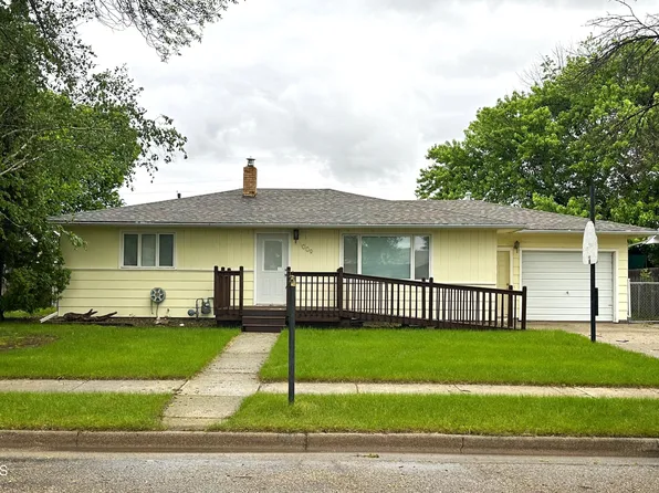 1009 9th Ave NE, Jamestown, ND 58401